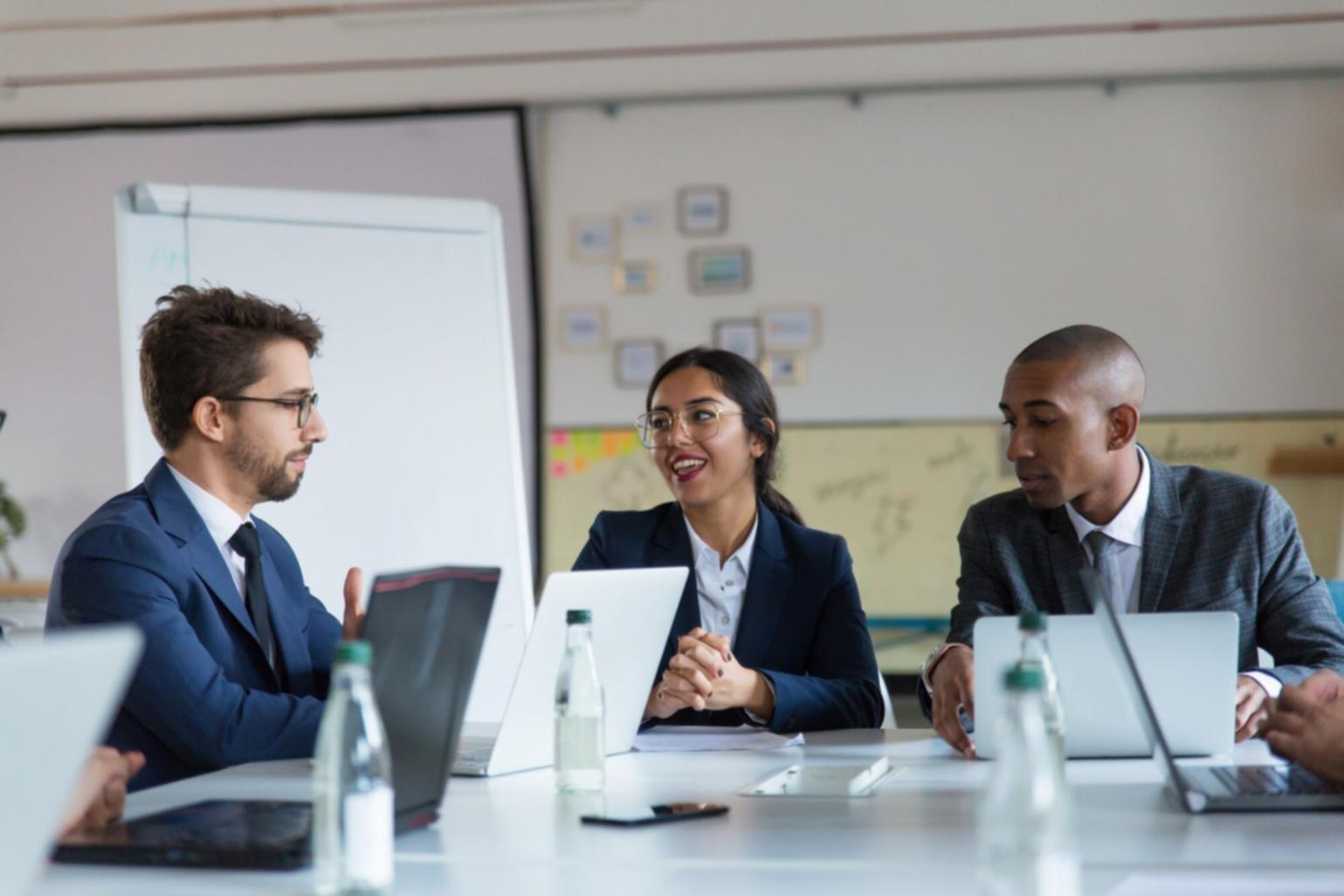 Nuestro equipo de expertos en finanzas personales trabajando en consultoría presencial con clientes